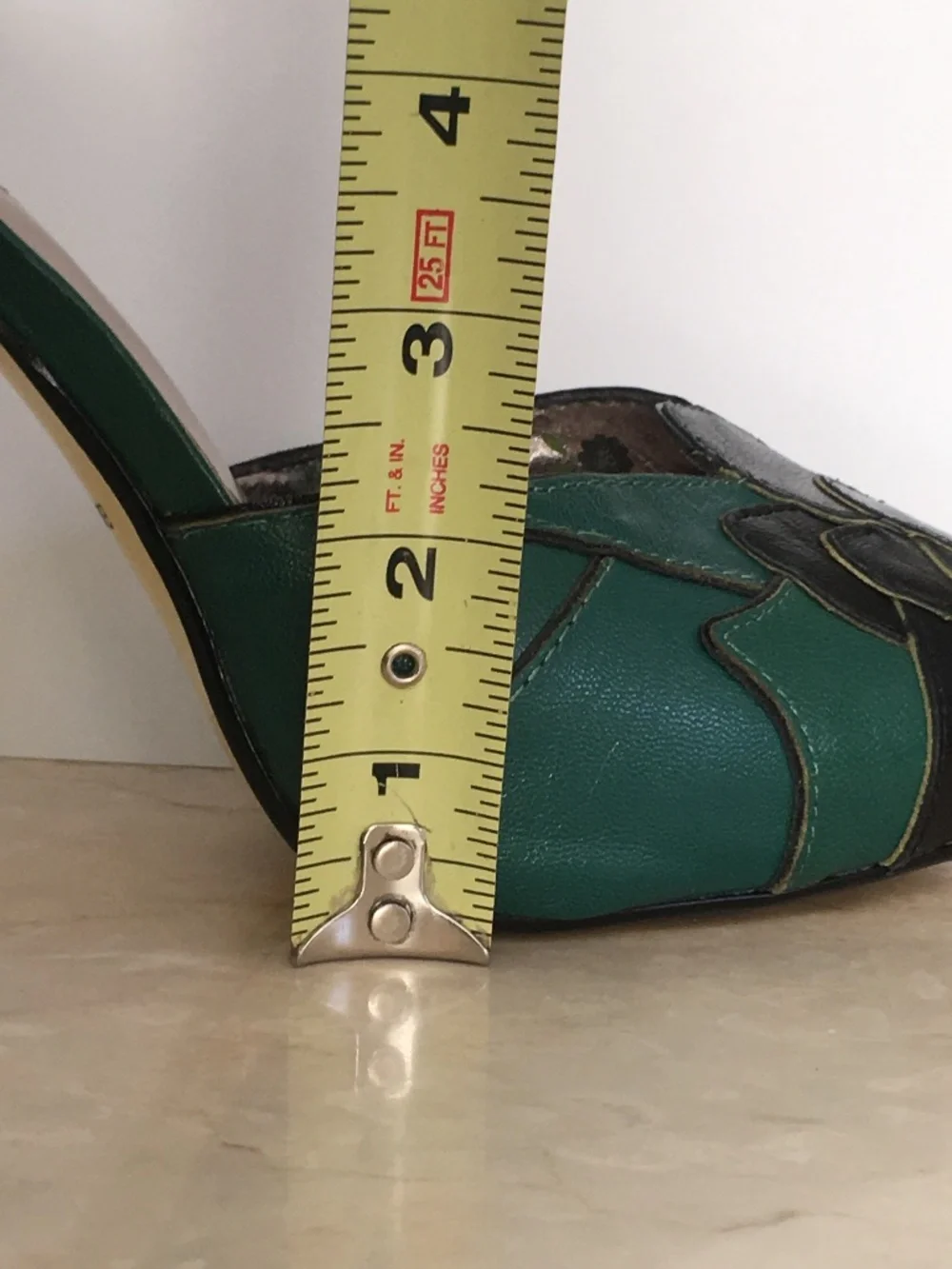SZ 7.5 Women's Retro Green & Black Poetic Licence pumps